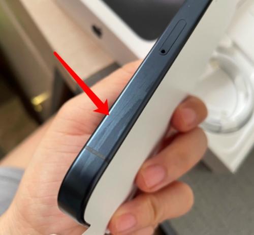 iPhone 15被指品控翻车 有消费者无奈：姑且睁一只眼闭一只眼！苹果回应