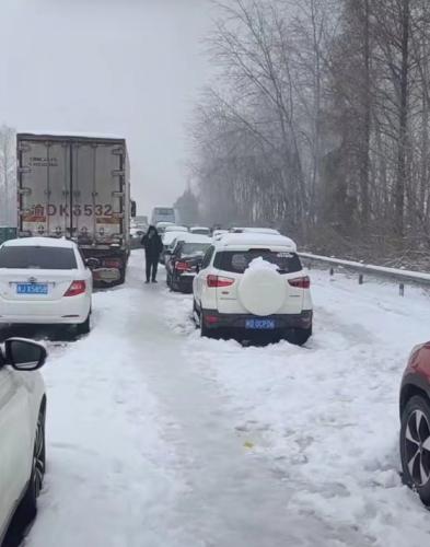 湖北冻雨暴雪导致高速公路堵塞 电动汽车再现“趴窝”